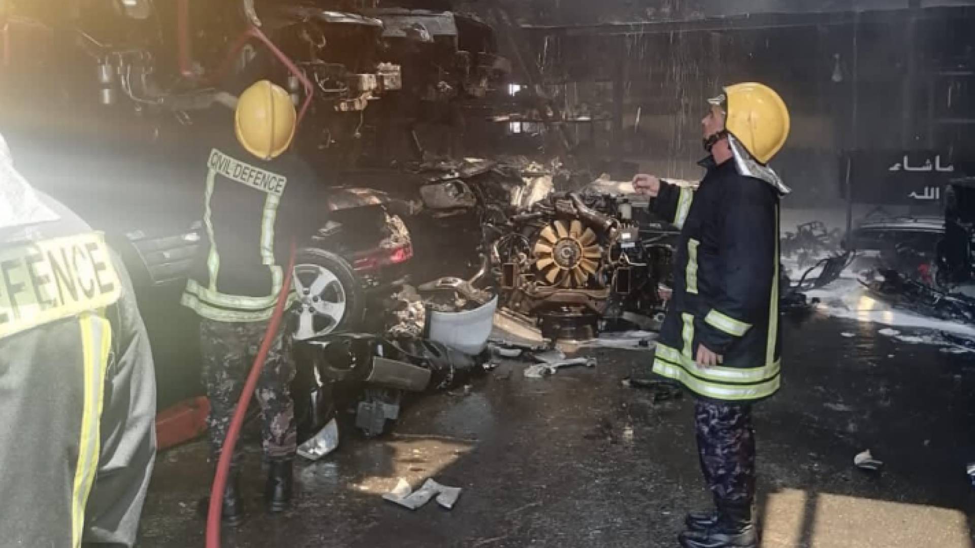 فرق الدفاع المدني أثناء تعاملها مع الحريق في ماركا الشمالية