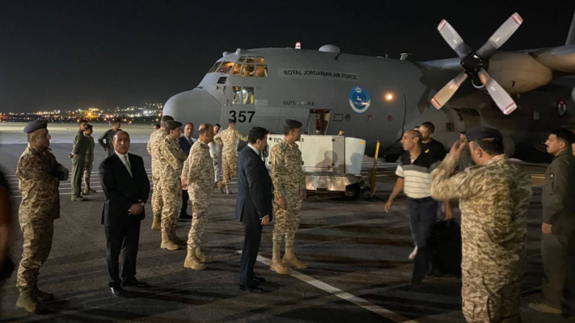 طائرة الإجلاء السادسة لحظة وصلها مطار ماركا