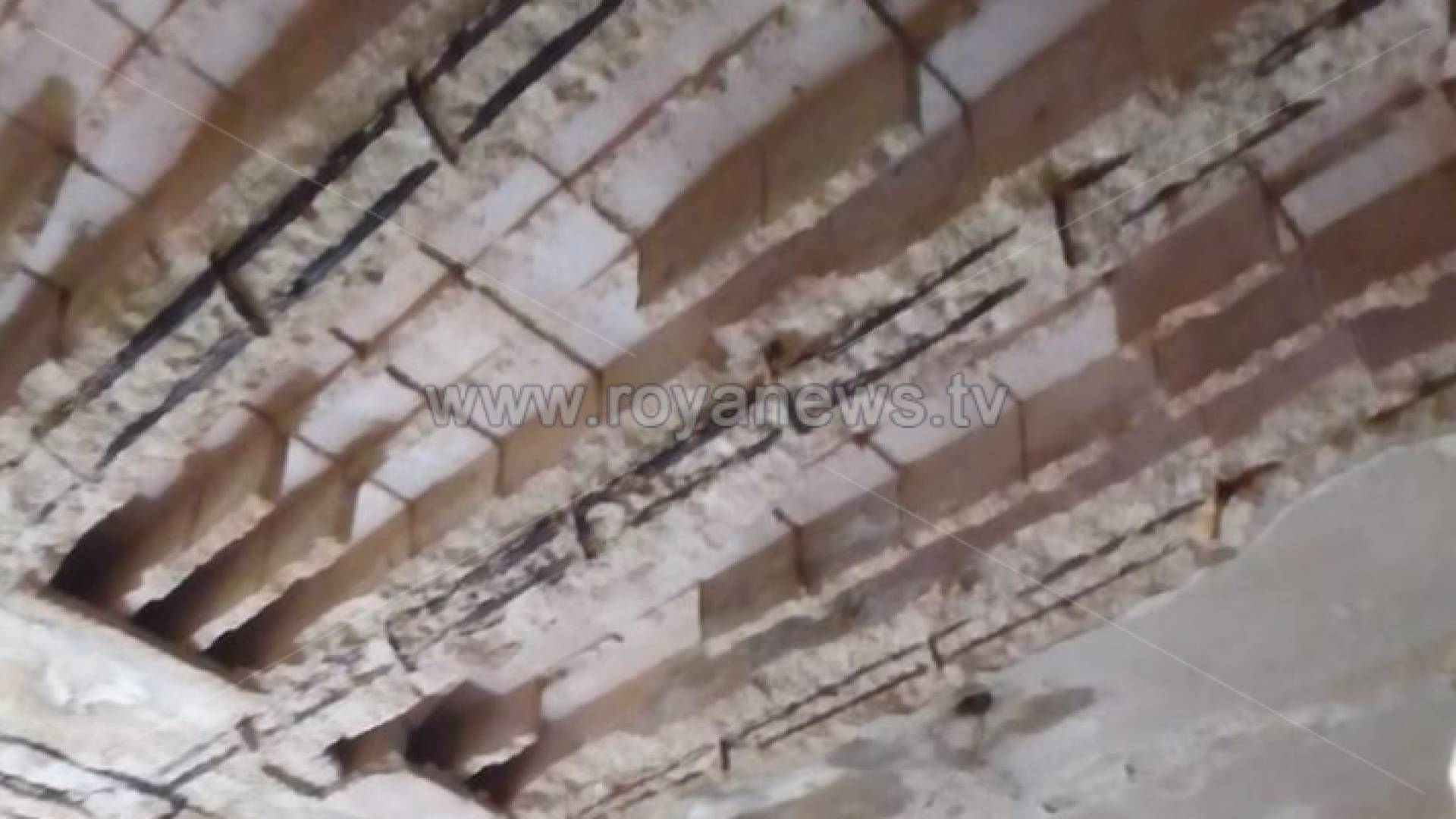 جانب من السقف المنهار