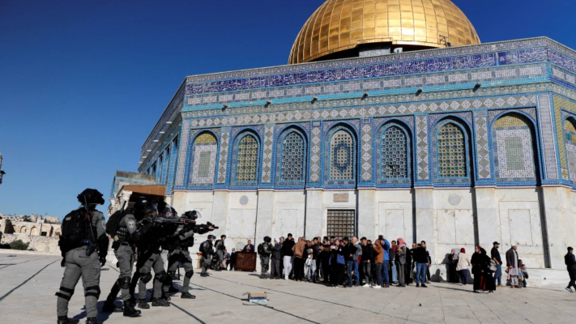 عناصر من قوات الاحتلال الإسرائيلي أمام قبة الصخرة المشرفة