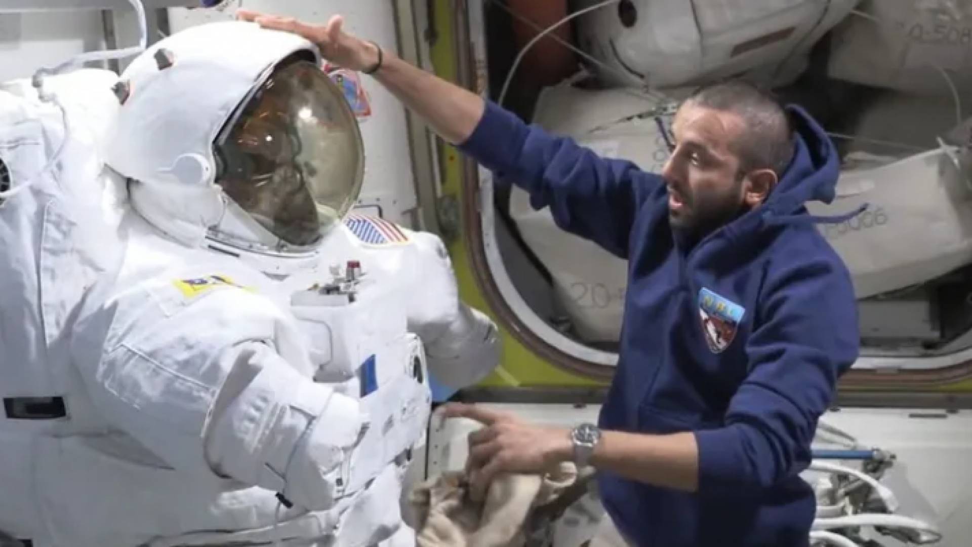 سلطان النيادي يعاين بزة الفضاء