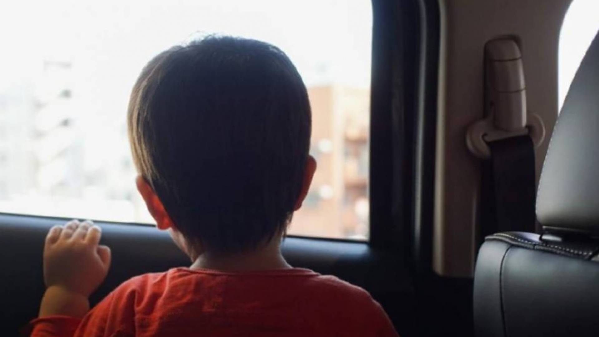 صورة تعبيرية لطفل داخل مركبة