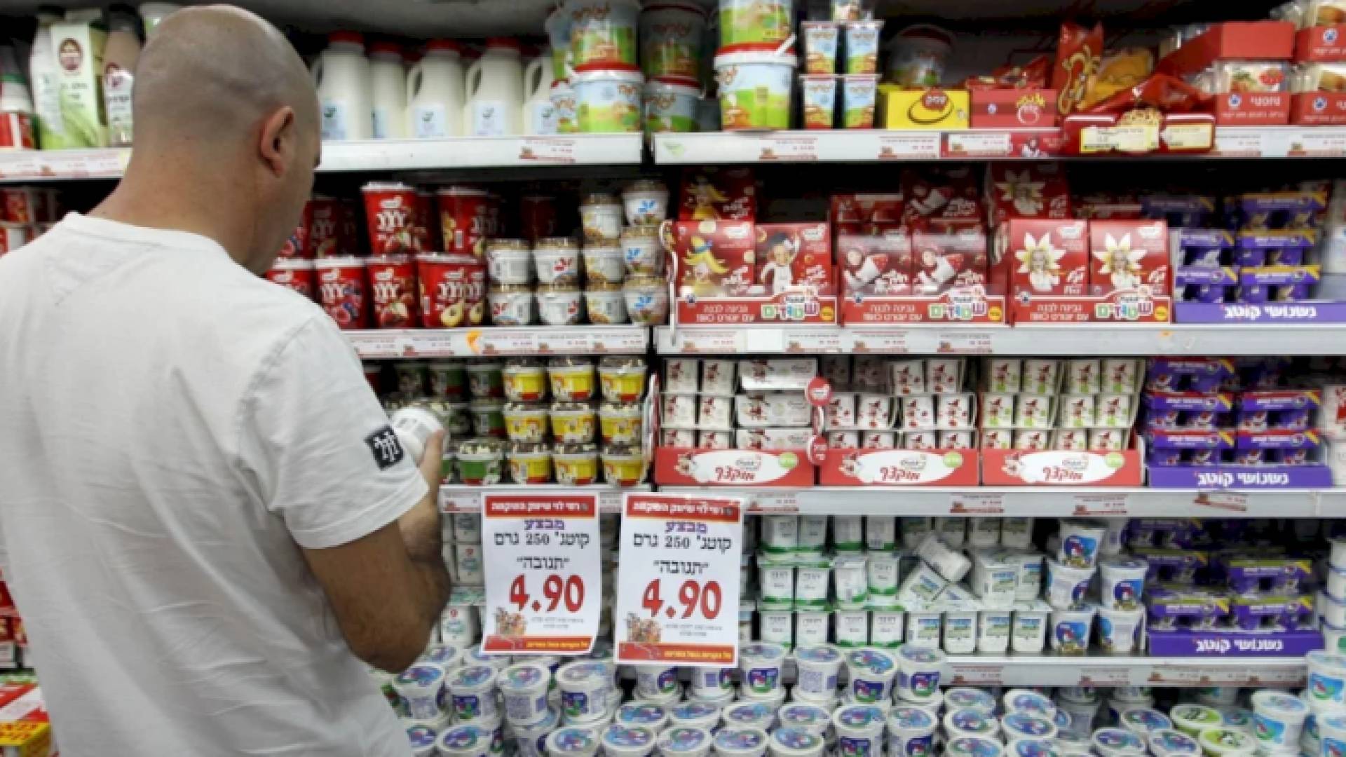 شخص يقف أمام منتجات من صنع الاحتلال الإسرائيلي