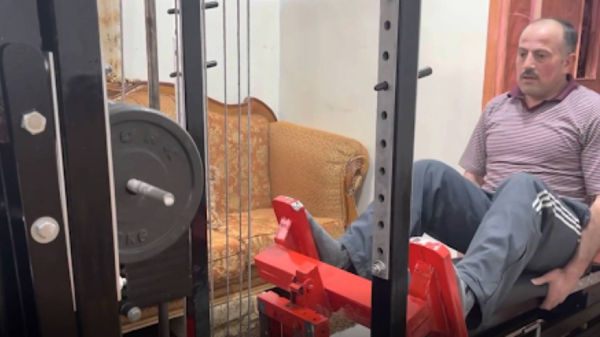 زياد عياصرة أثناء استخدامه لجهازه الرياضي المبتكر