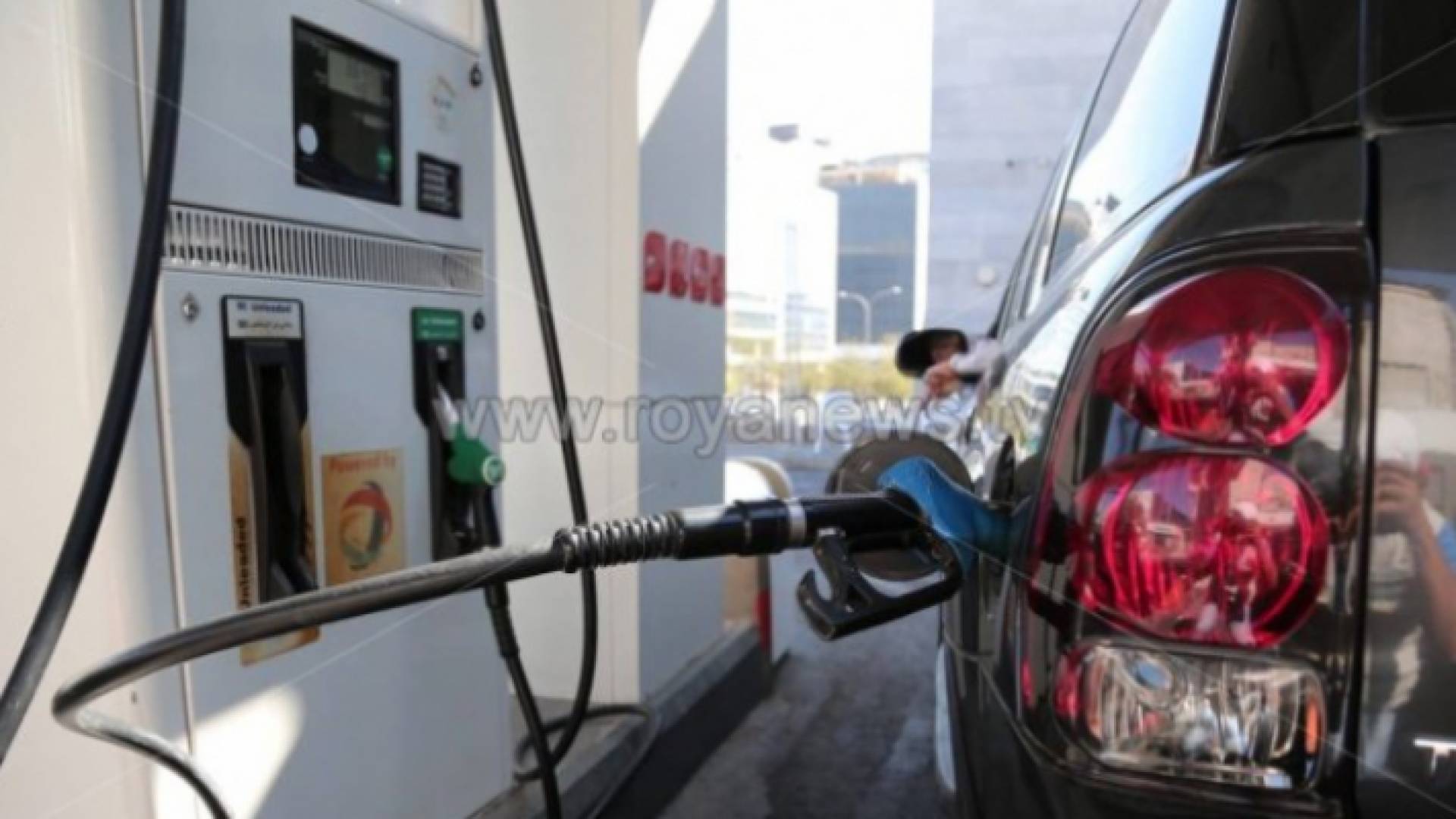 تعبئة بنزين لإحدى المركبات