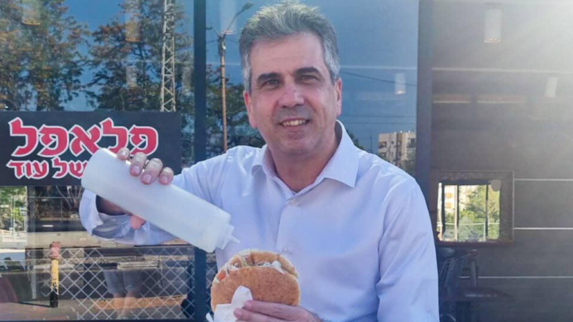 وزير خارجية الاحتلال الإسرائيلي إيلي كوهين أثناء تناوله "الفلافل"