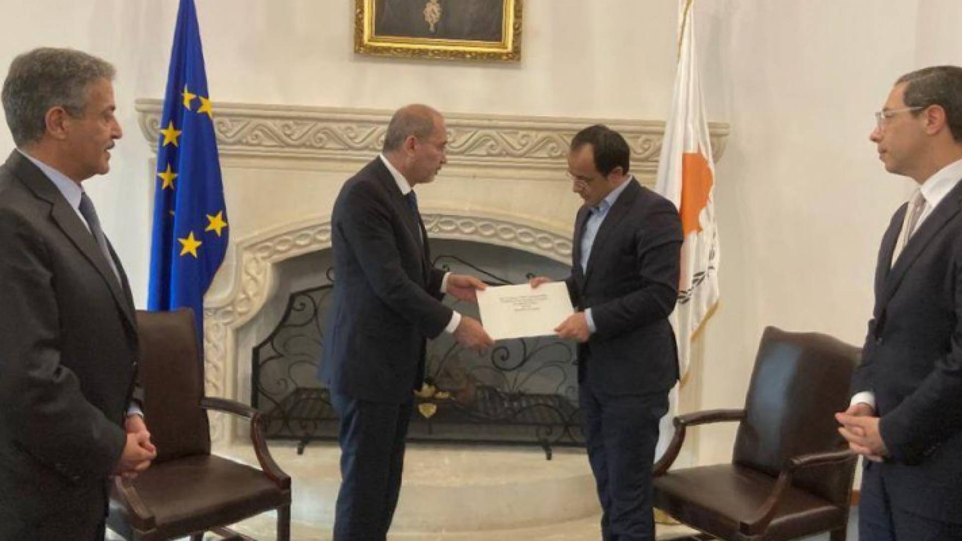 وزير الخارجية يسلم رسالة للرئيس القبرصي