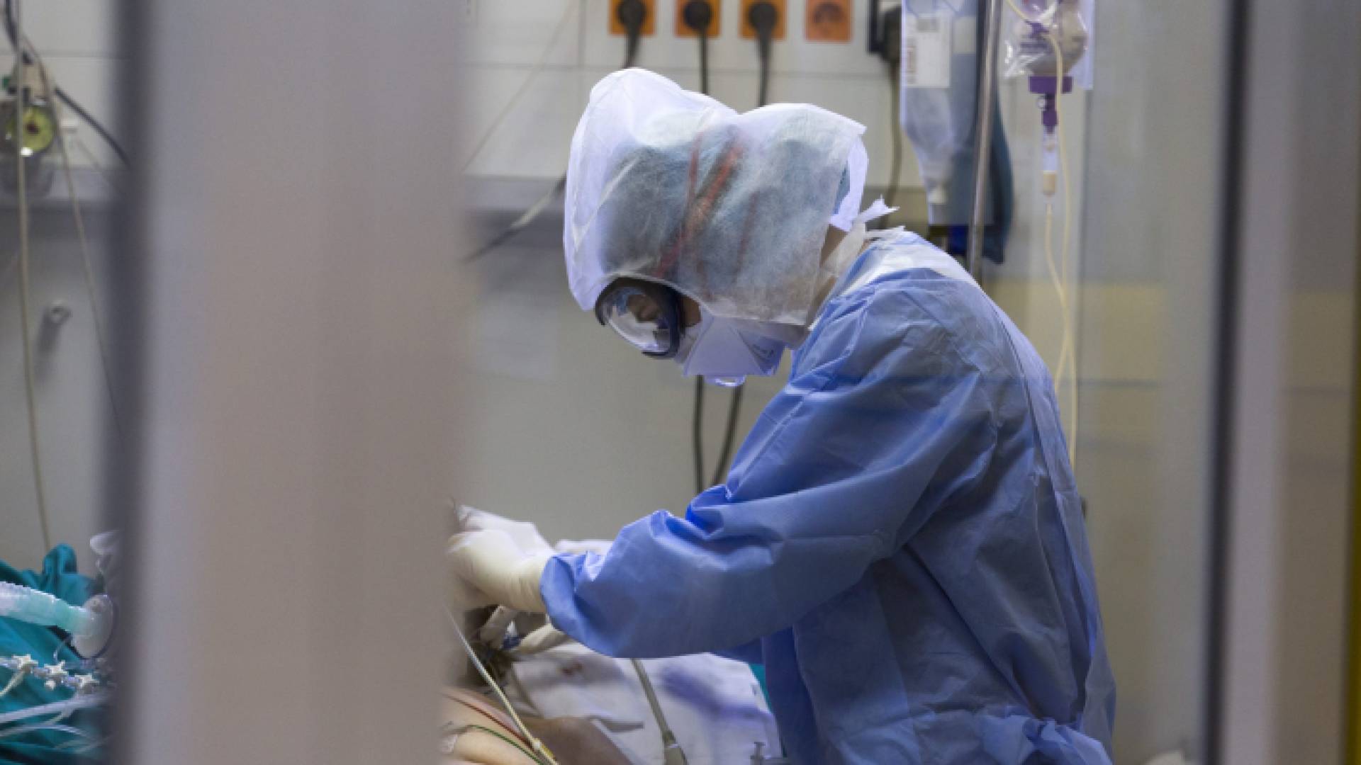 صورة أرشيفية من معاينة مريض بفيروس كورونا