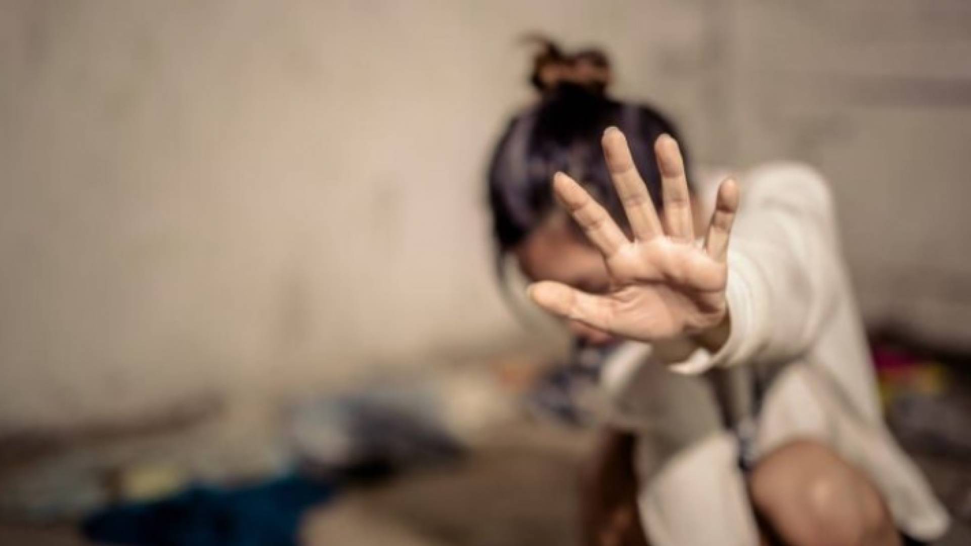 صورة تعبيرية لفتاة تتعرض لإعتداء