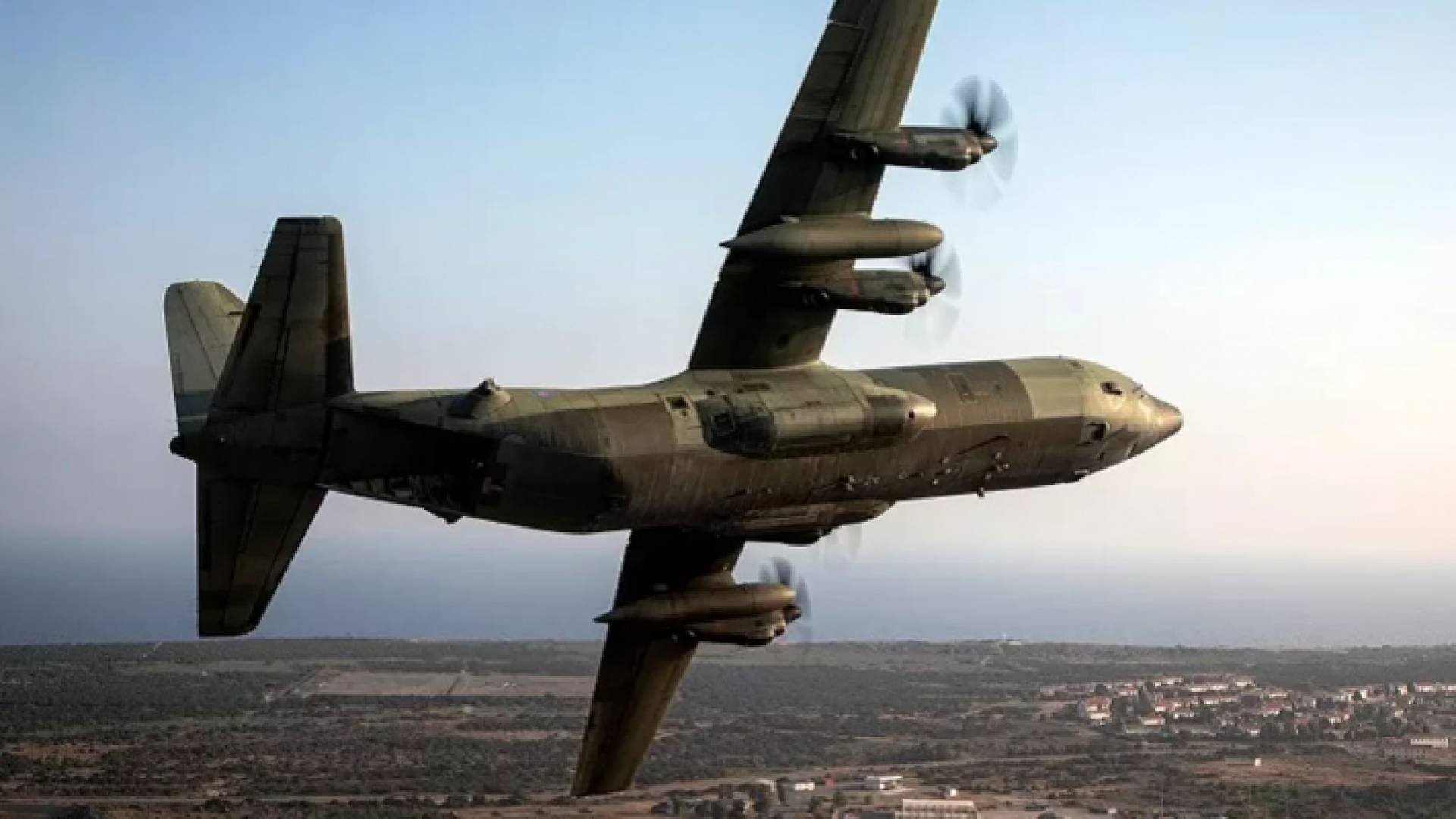 طائرة عسكرية