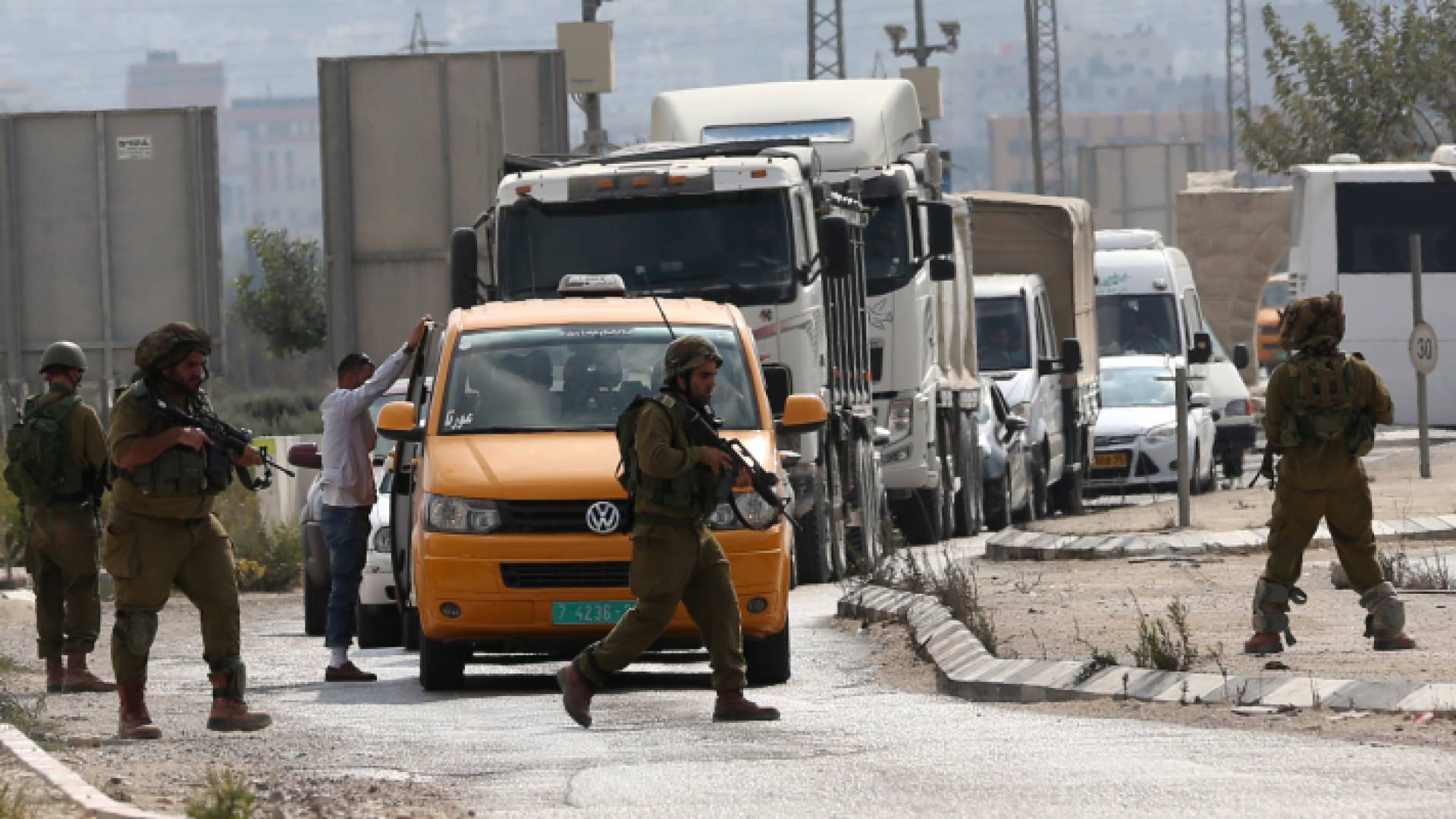 عناصر من قوات الاحتلال تغلق حاجزا عسكريا في نابلس