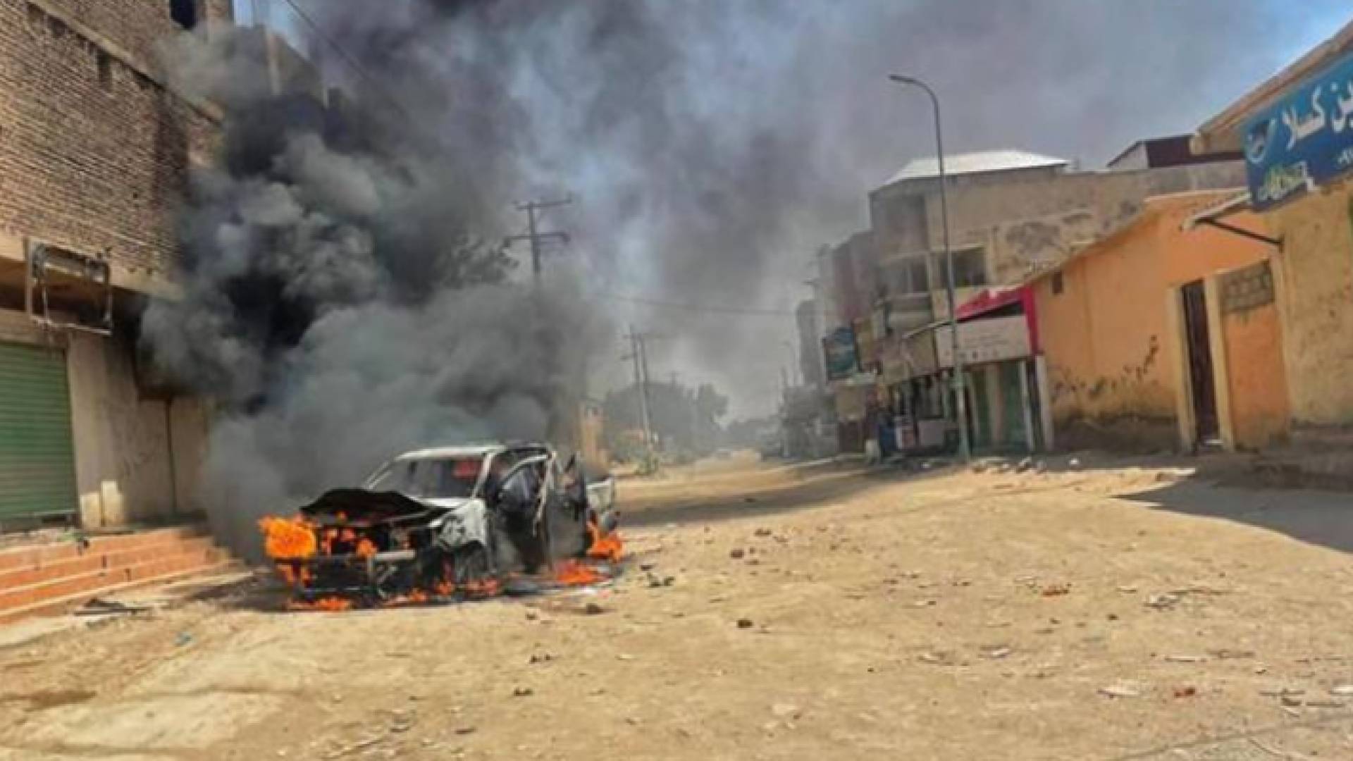 اشتعال مركبة بسبب القتال في السودان
