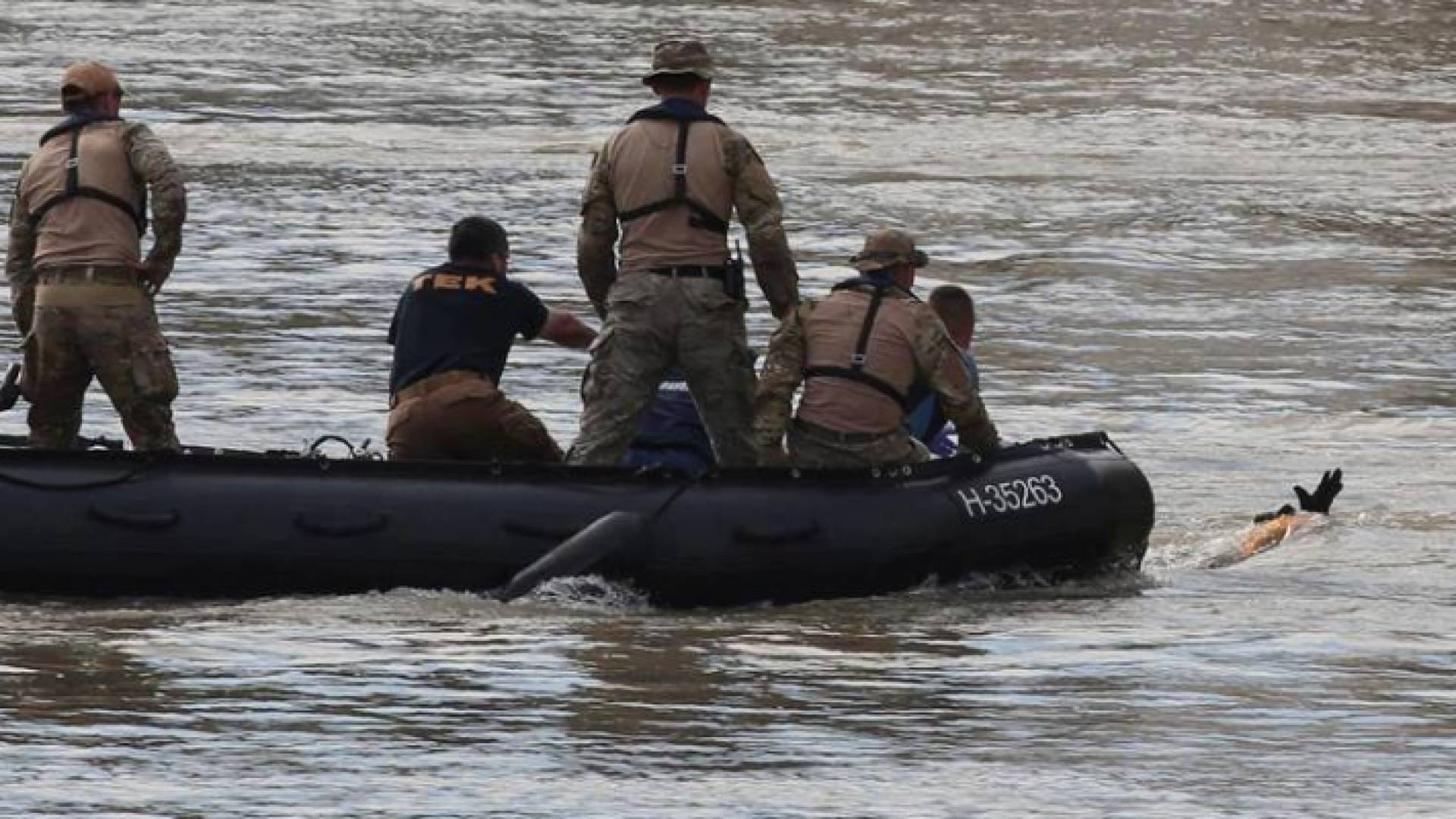 فرق الإنقاذ تبحث عن مفقودين بعد غرق مركب "أرشيفية"
