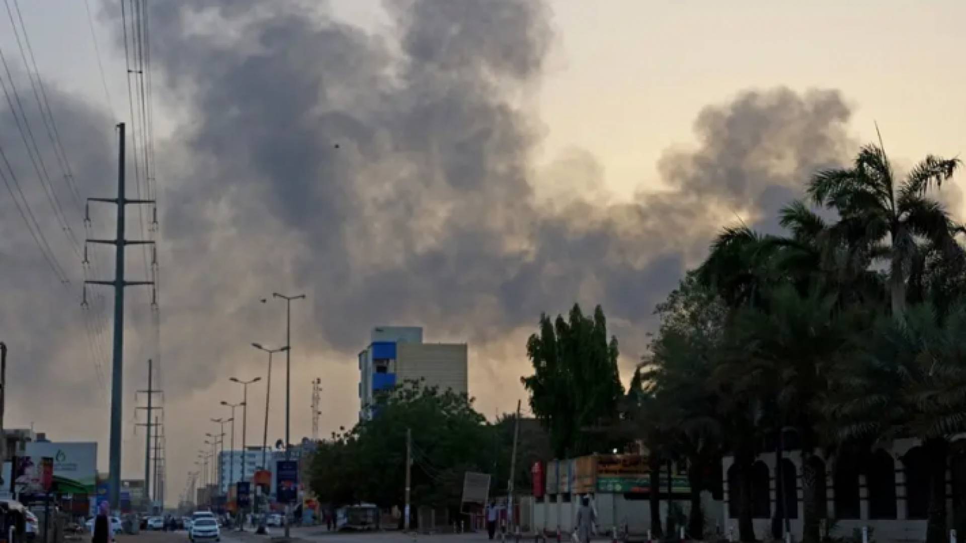 تصاعد أعمدة الدخان جراء الاشتباكات المتواصلة في السودان