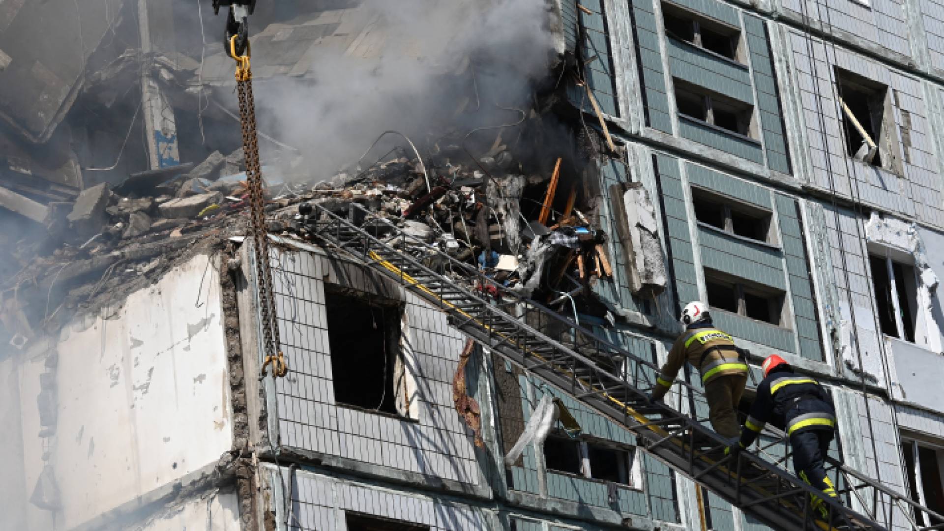 عمليات الإنقاذ لمنازل تضررت في كييف بعد قصف روسي