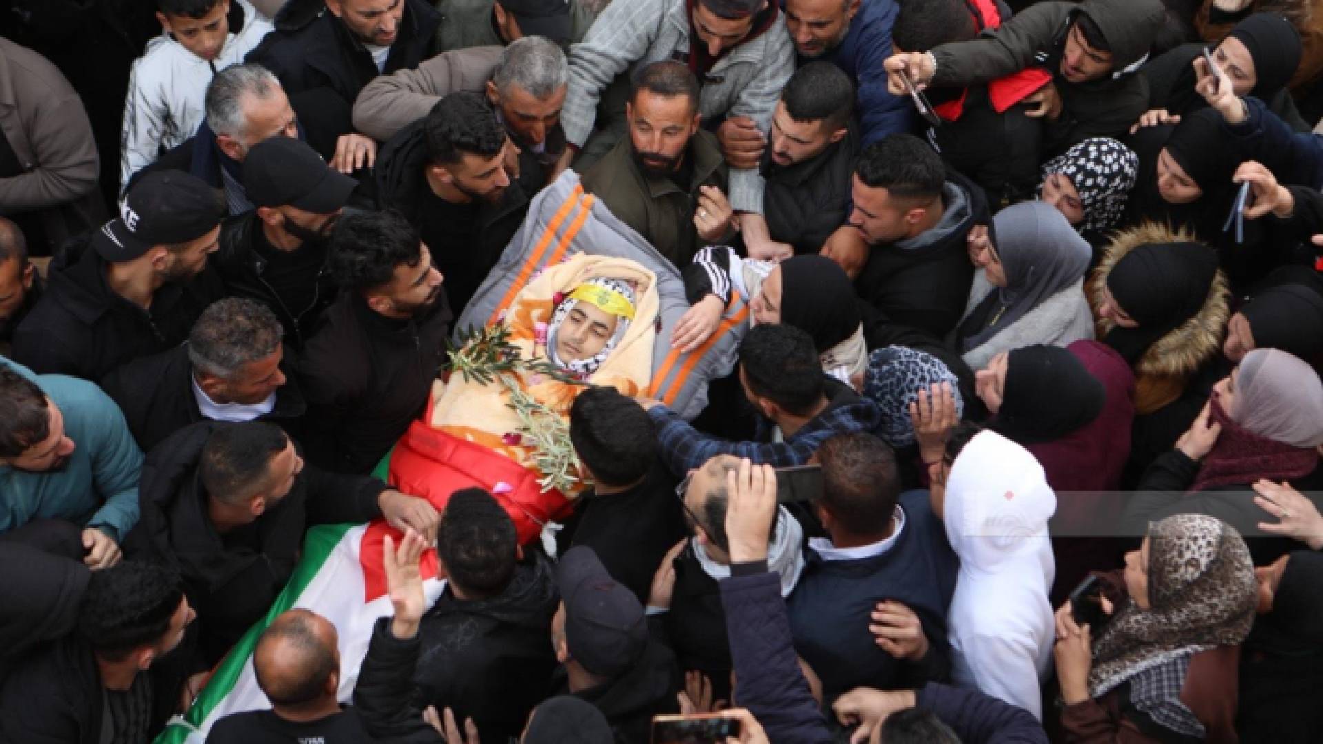 الشهيد الفتى مصطفى عامر صباح "16 عاما" محمولا على الأكتاف