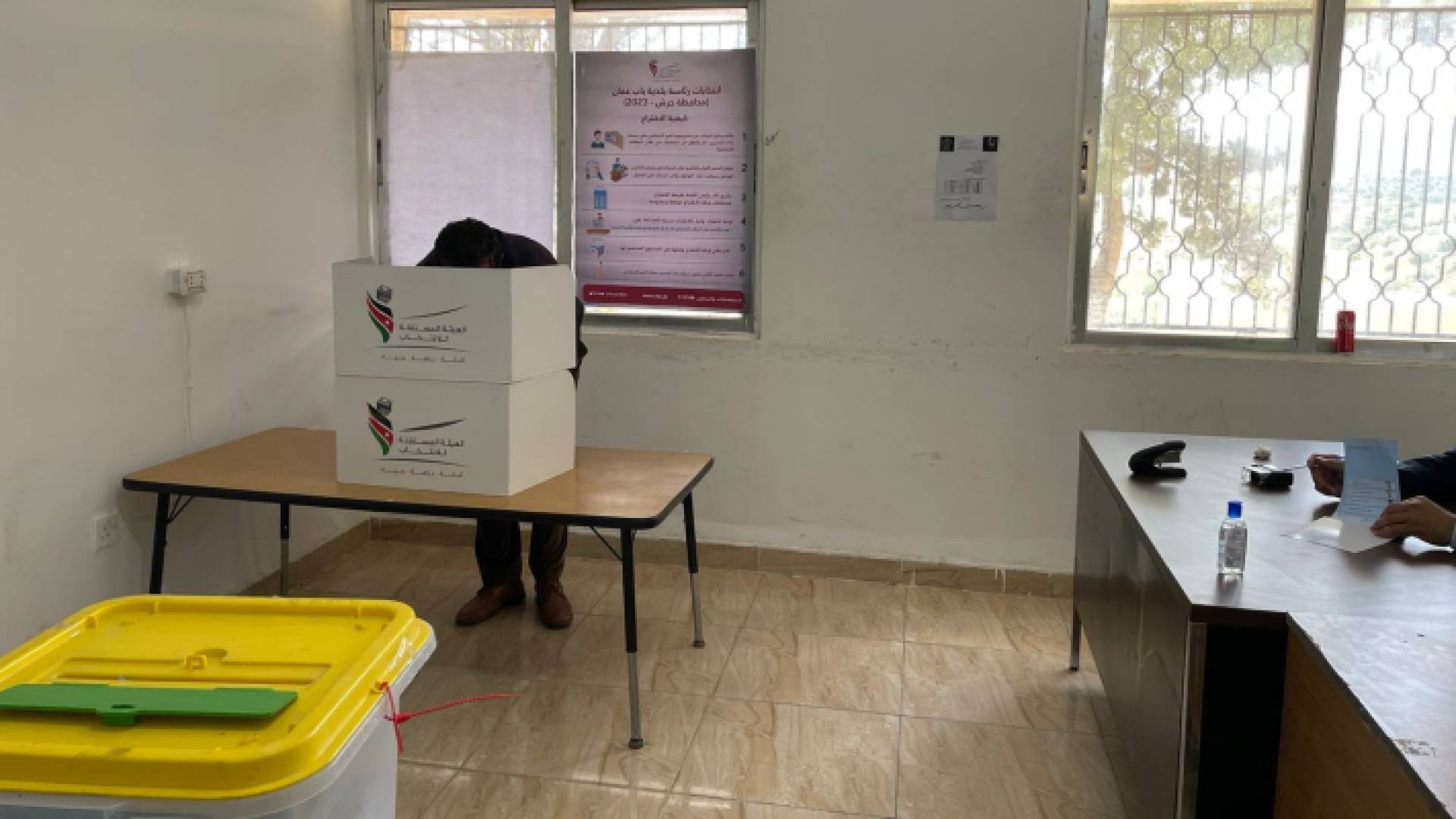 ناخب يدلي بصوته في انتخابات رئاسة بلدية باب عمان التابعة لمحافظة جرش