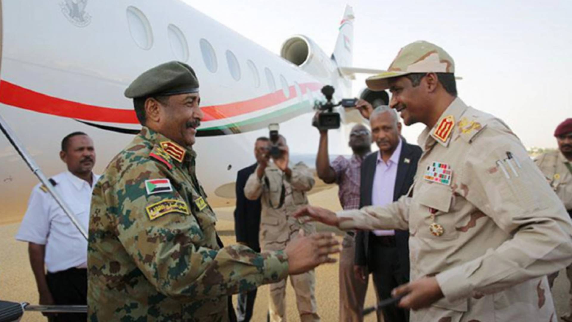 قائد قوات الدعم السريع في السودان محمد حمدان دقلو "حميدتي" (يمين) وقائد الجيش السوداني عبد الفتاح البرهان (يسار)