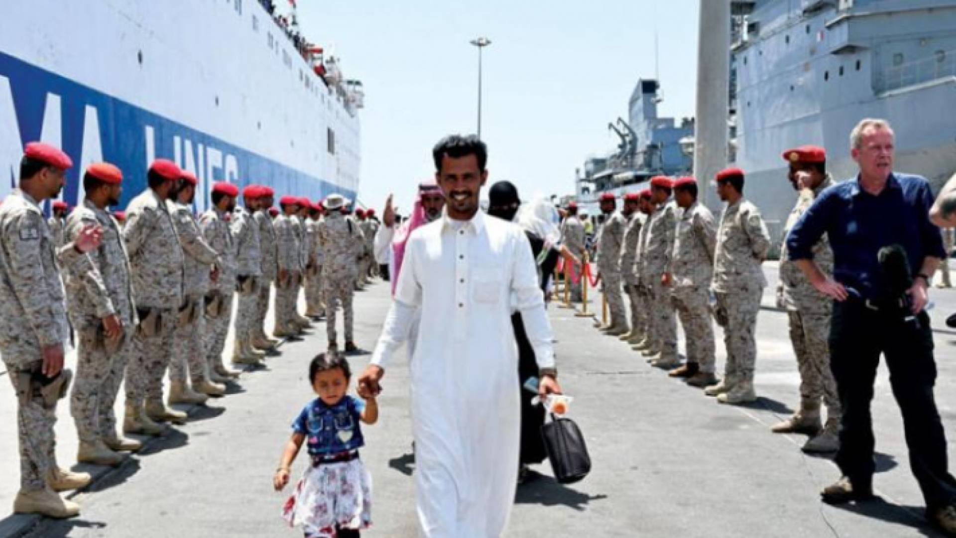 سعوديون بعد وصولهم من السودان إلى جدة