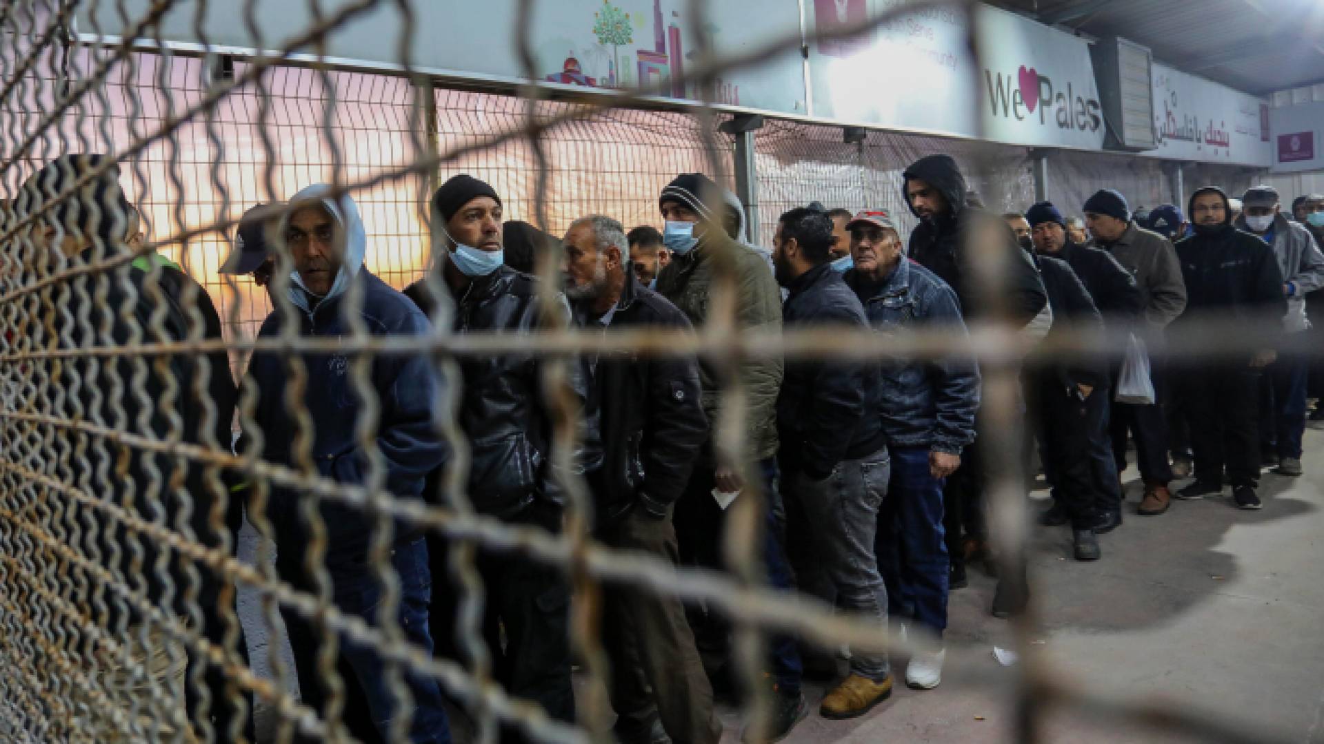 عاملون فلسطينيون