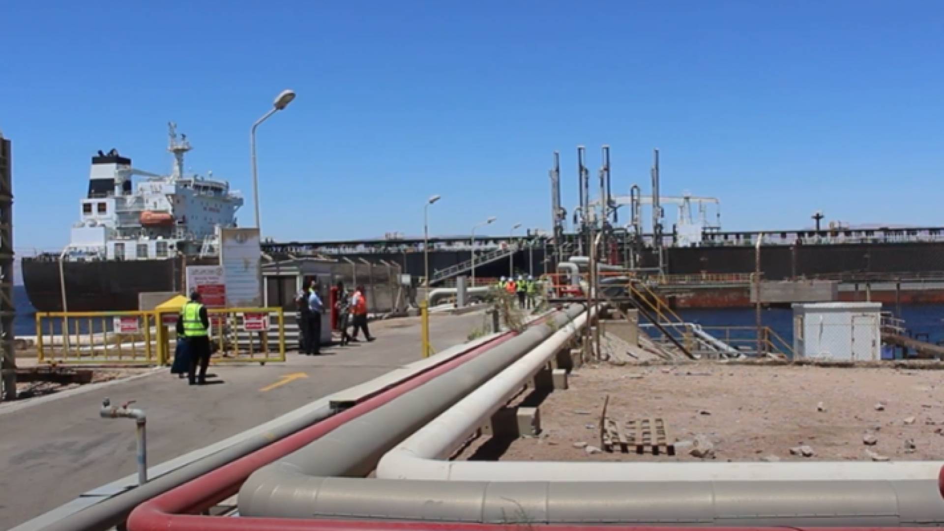 أنابيب لنقل الغاز في العقبة