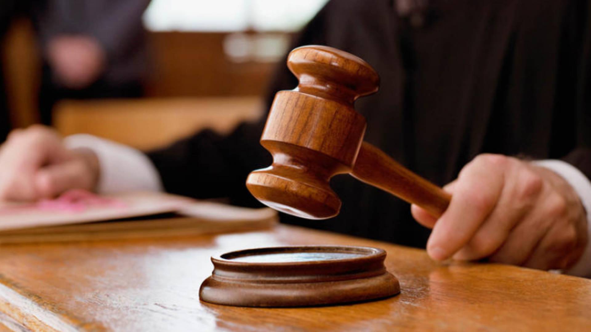 مطرقة قاض وسندان