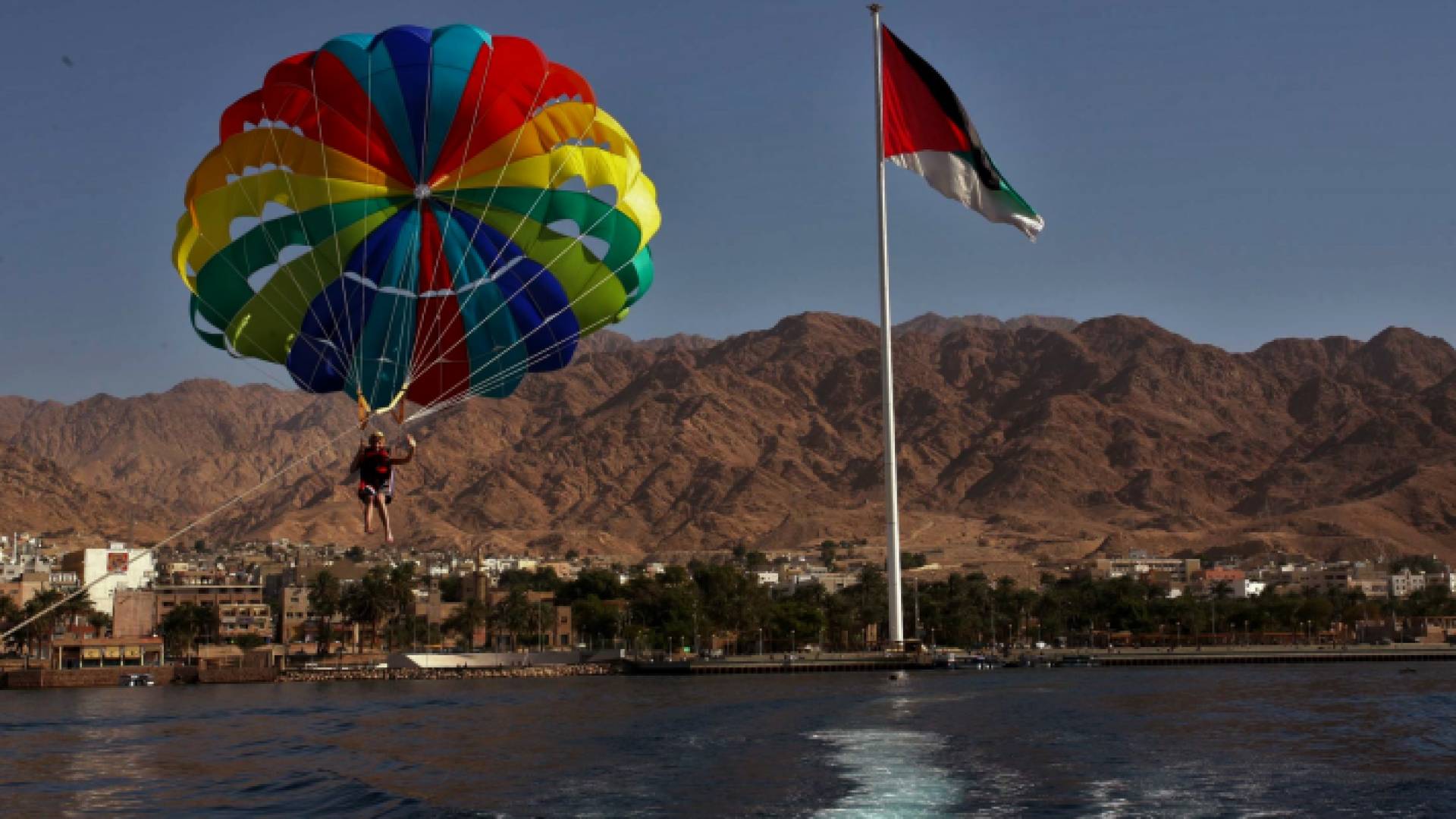 شخص يتنزه في العقبة