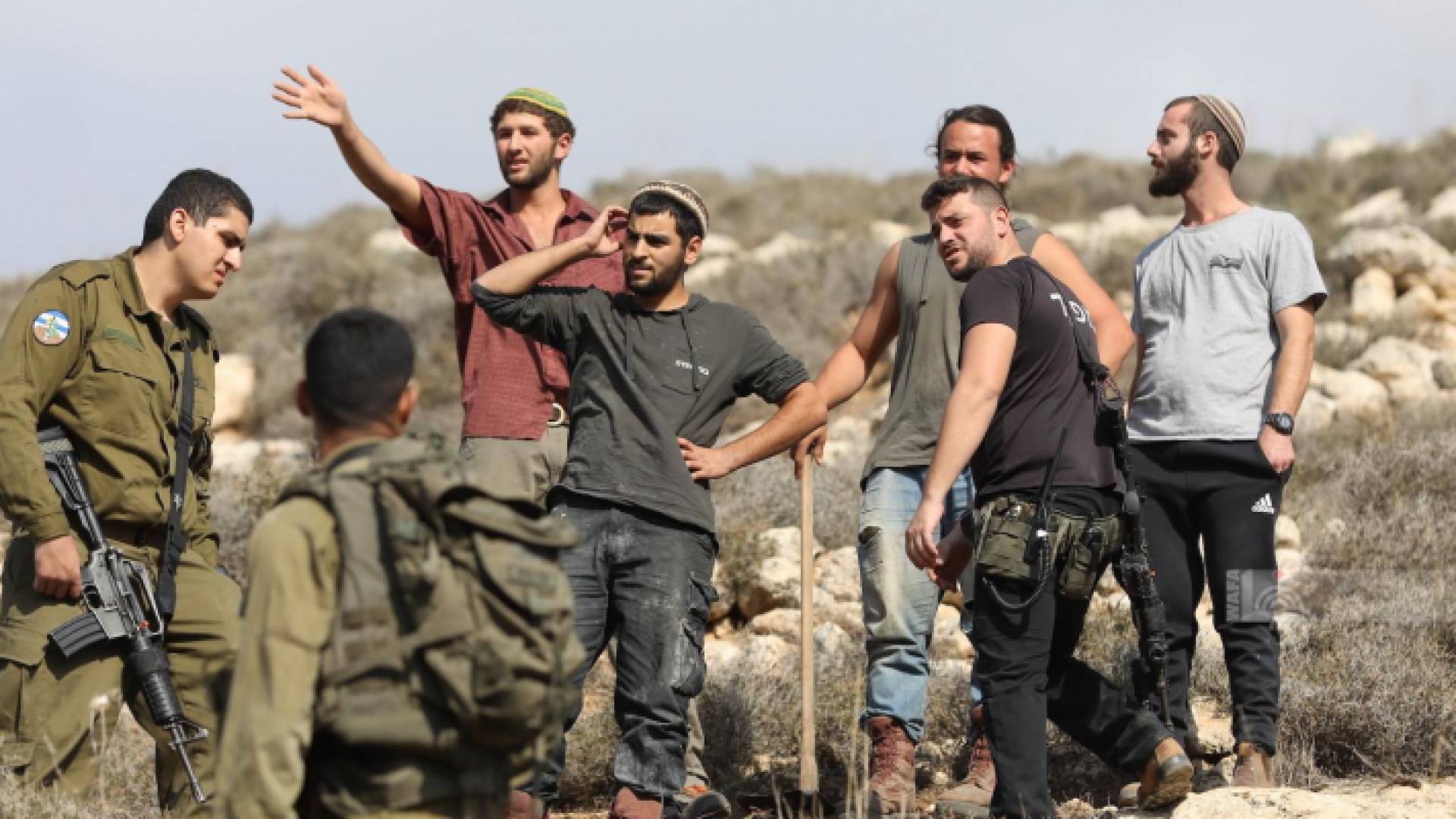 مستوطنون وقوات من جيش الاحتلال يستولون على أراض فلسطينية