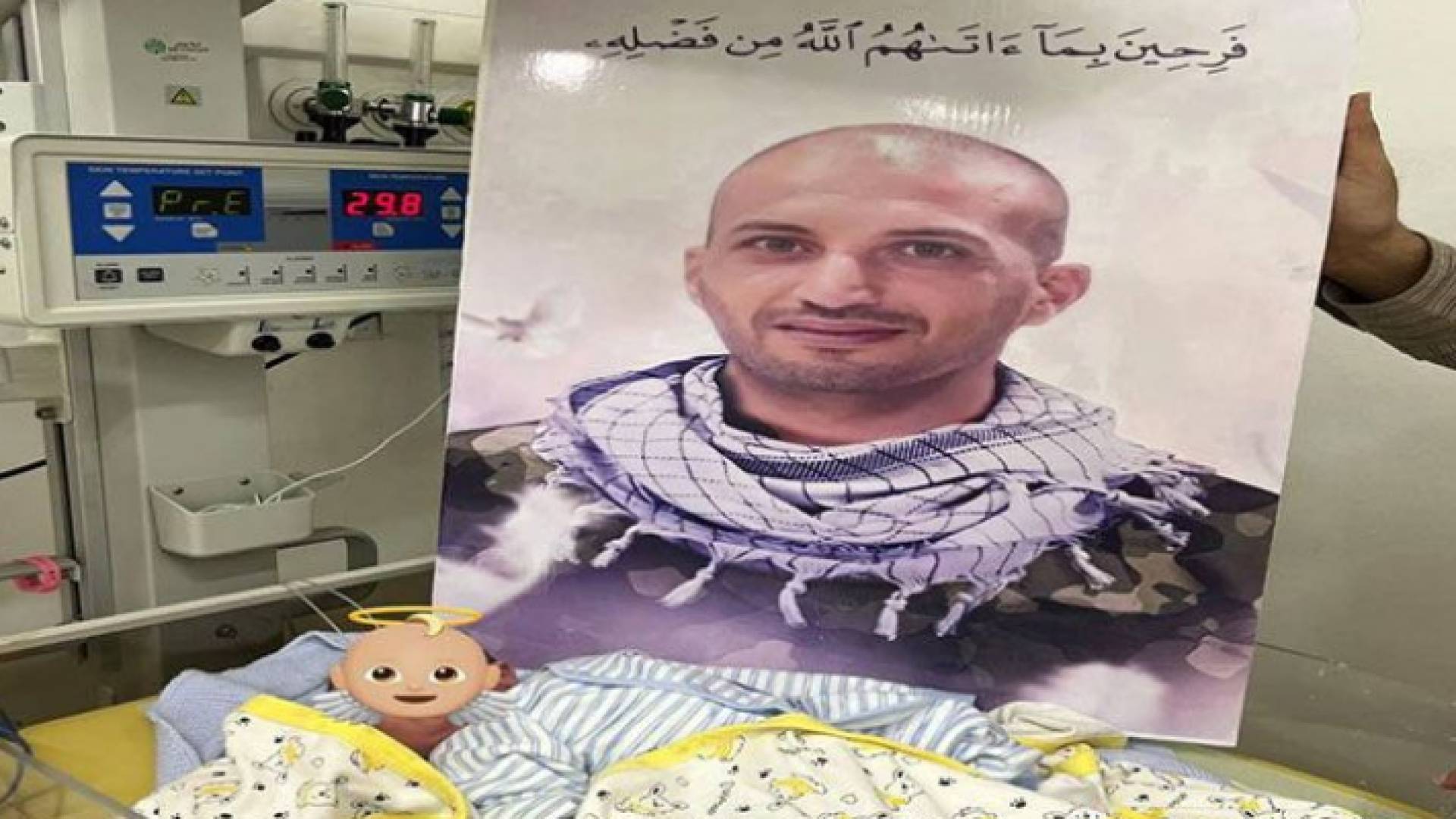 صورة الشهيد محمد صبح أمام طفله "محمود"