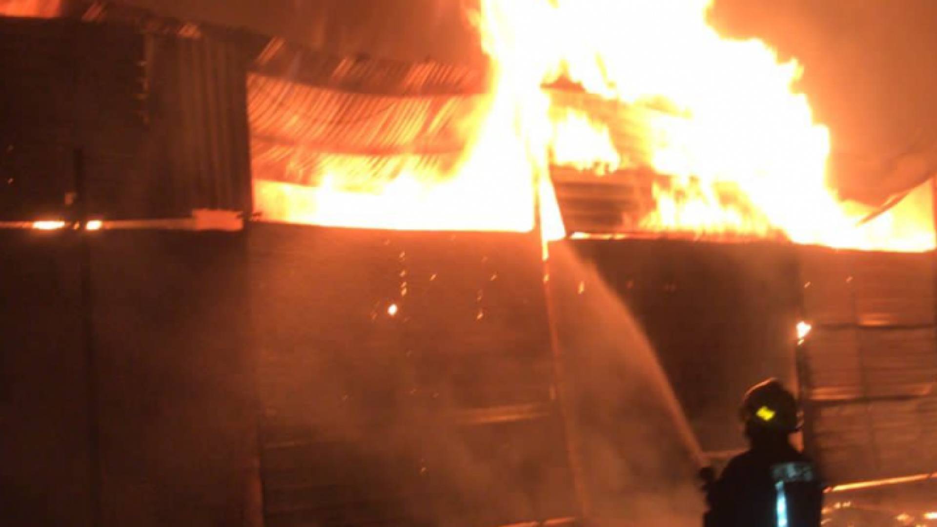 الدفاع المدني يخمد حريق عدد من المخازن تحتوي على بكس البوليسترين