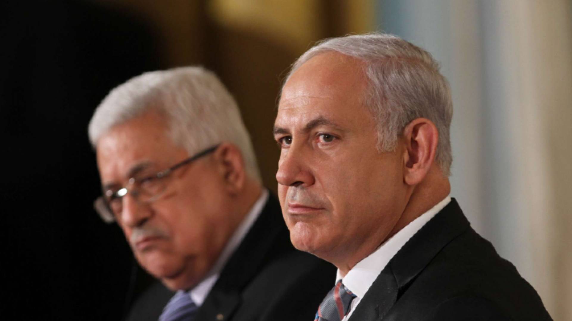 رئيس حكومة الاحتلال بنيامين نتنياهو والرئيس الفلسطيني محمود عباس