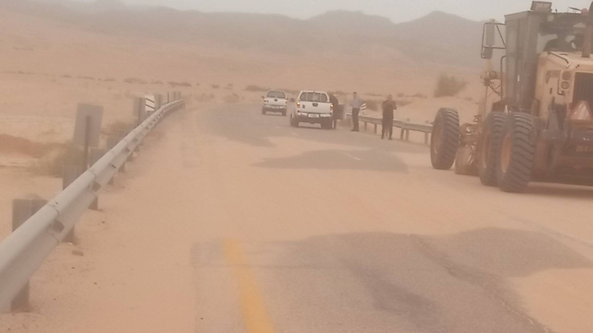 تجمعات للأتربة التي تعاملت معها وزارة الأشغال في العقبة