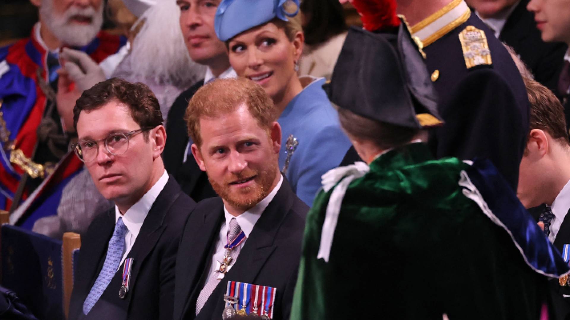 الأمير هاري لوحده في حفل تتويج والده الملك تشارلز الثالث