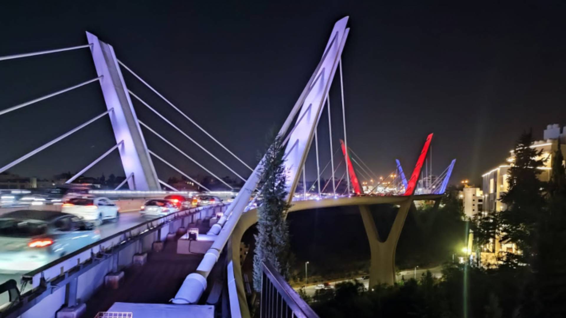 جسر عبدون بلون العلم البريطاني