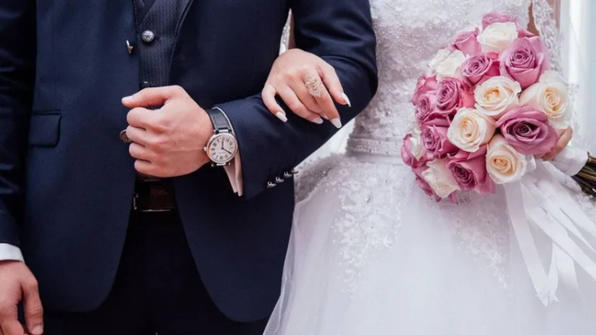 صورة تعبيرية للعروسين