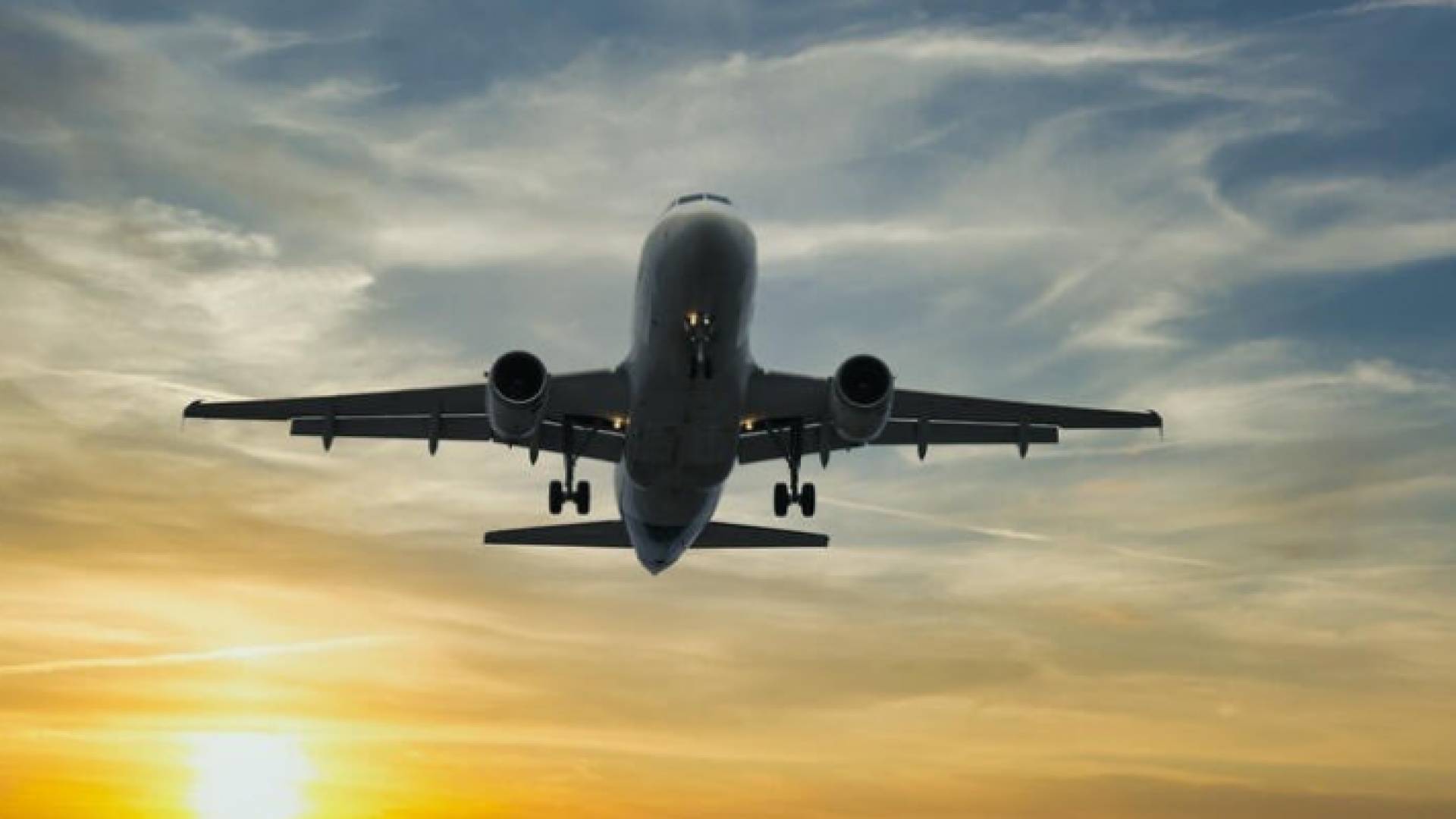 طائرة تحلق في الأجواء "تعبيرية"