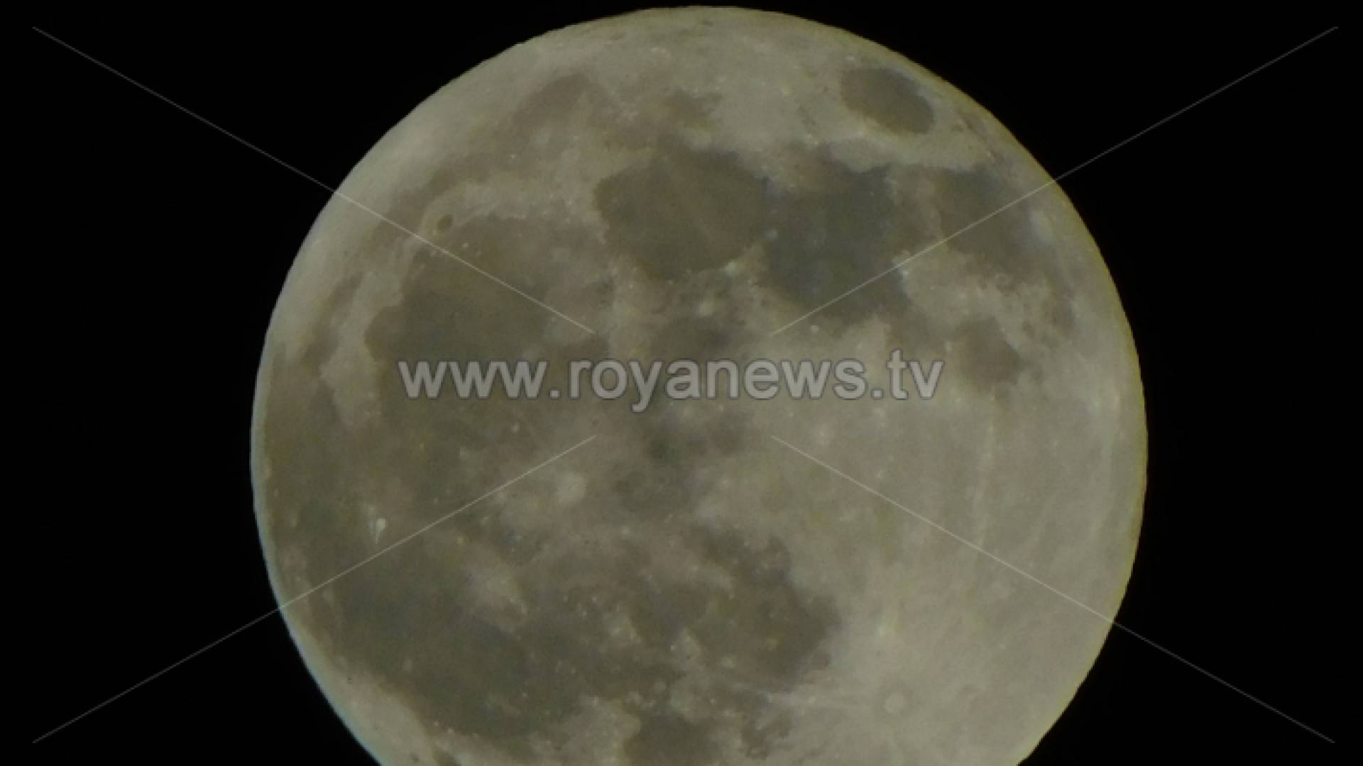 القمر البدر في سماء الأردن