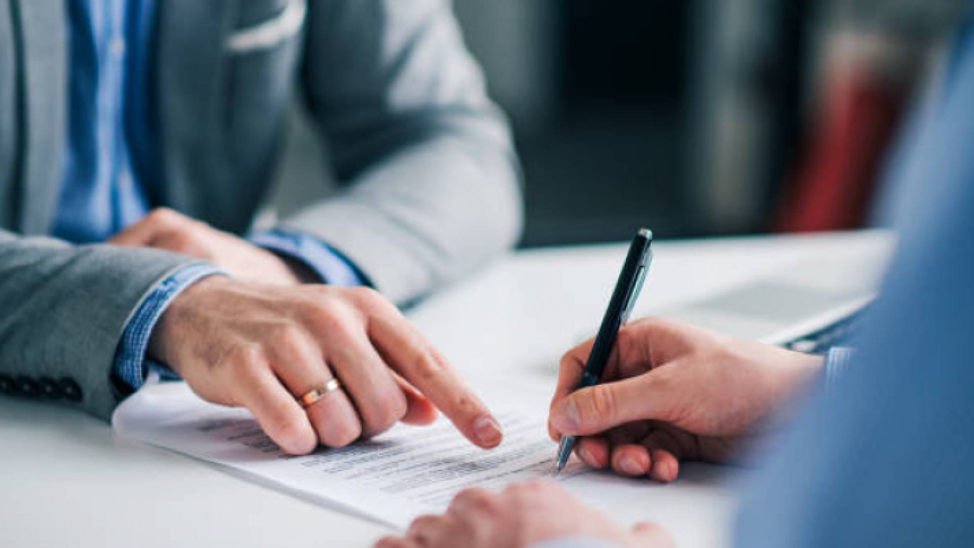 صورة تعبيرية لتوقيع شخص على أوراق