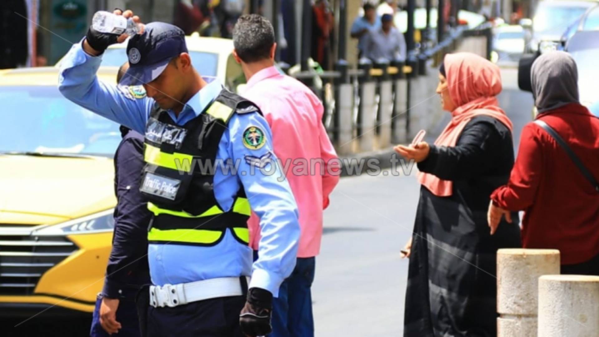 رجل سير في الأجواء الحارة بالعاصمة عمان "أرشيفية"