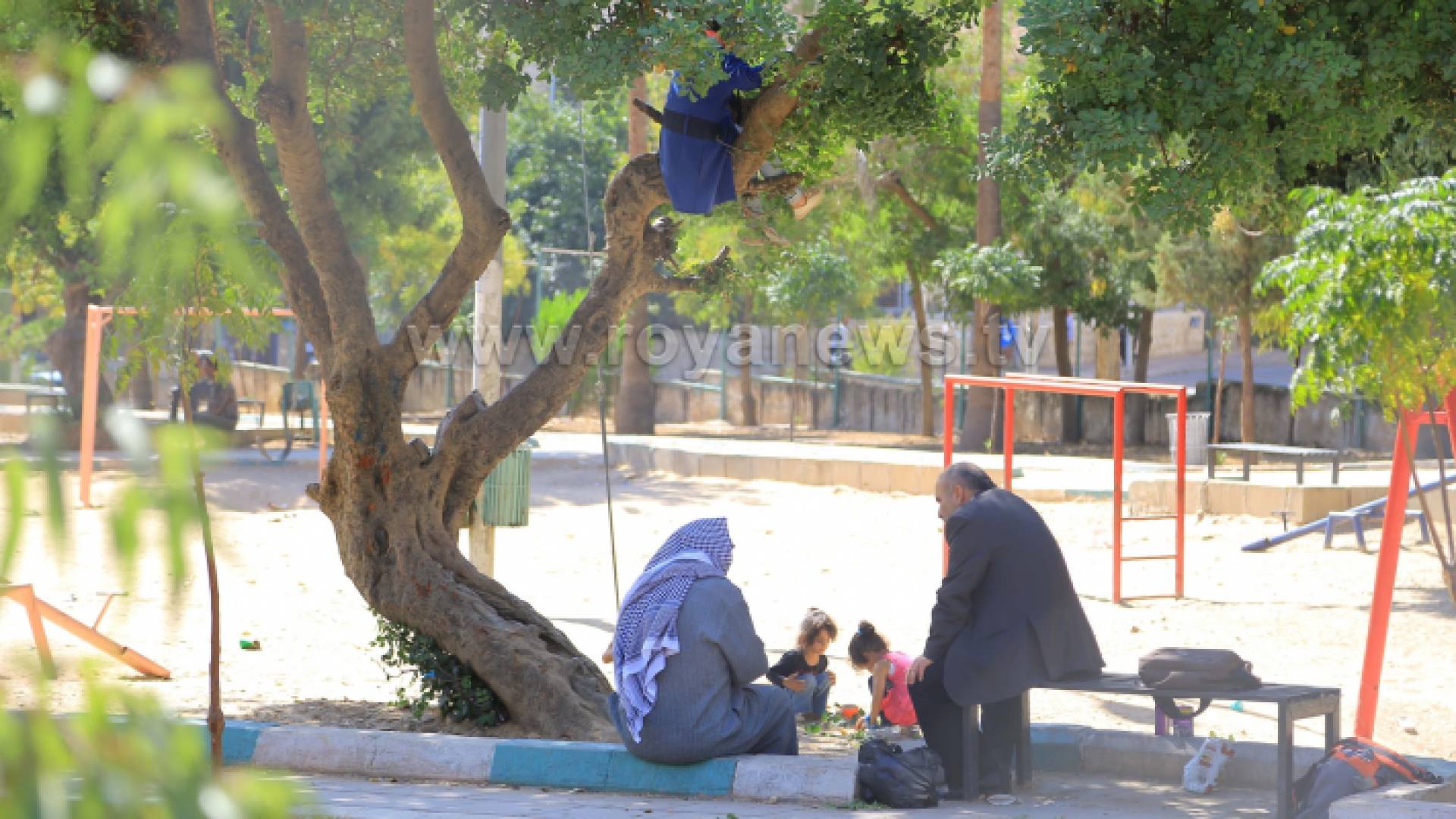 صورة أرشيفية رجلان يجلسان