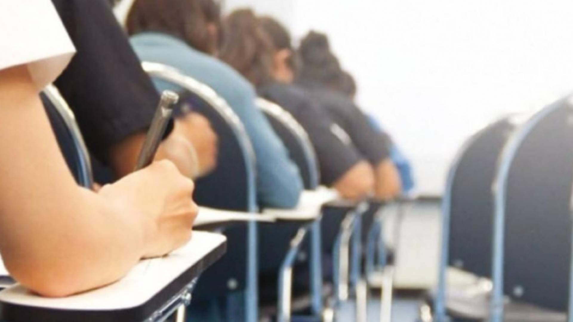 طلبة يؤدون امتحان