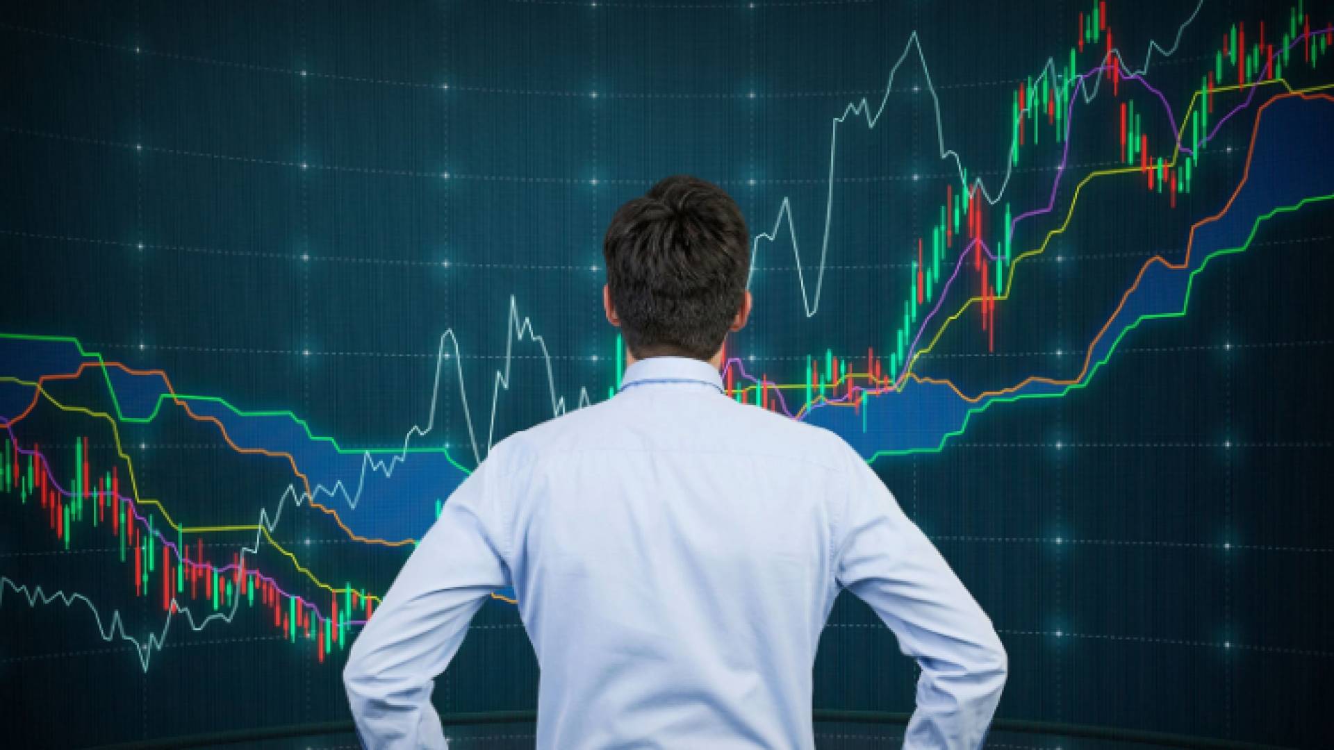 شخص يتابع مؤشرات التداول