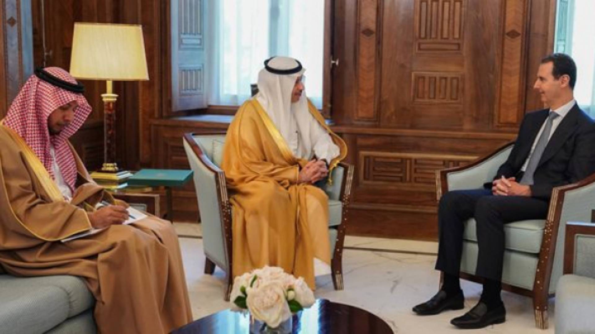 السفير السعودي في الأردن نايف السديري يسلم الرئيس السوري بشار الأسد دعوة حضور القمة العربية
