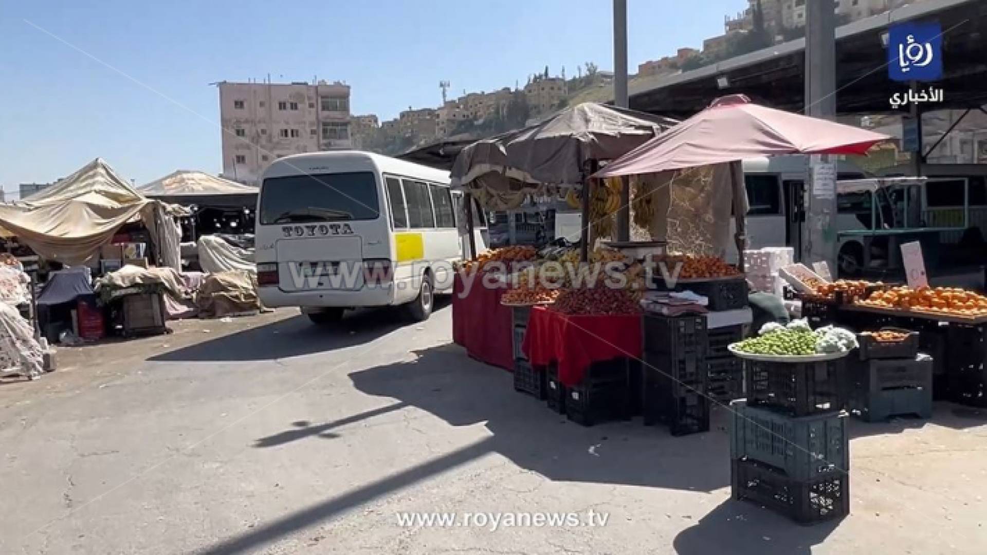 "بسطات" داخل مجمع المحطة