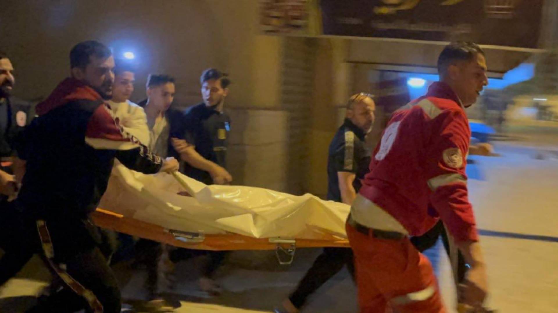 لحظة انتشال شهيد