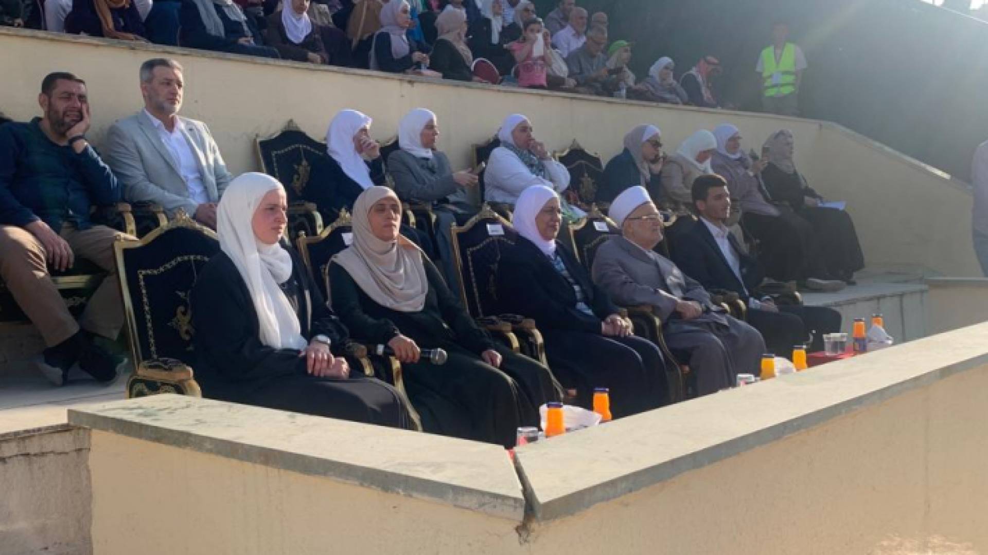 الشيخ عكرمة صبري يتوسط الحضور في مدرجات الجامعة الأردنية