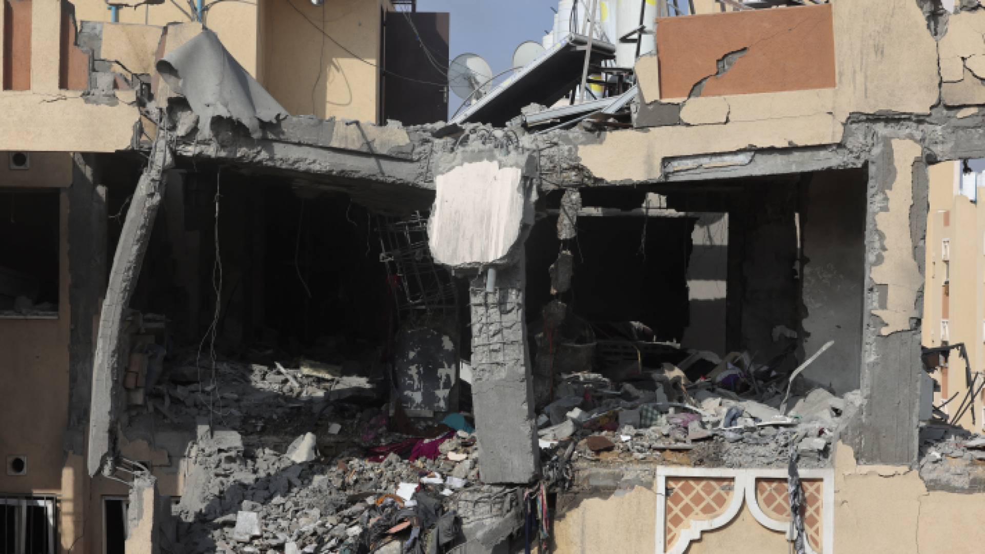 مبى سكني تعرض للقصف في غزة