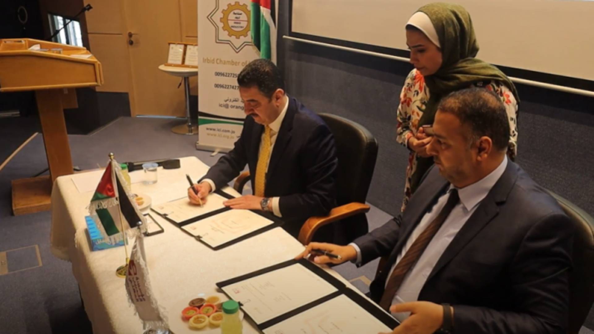 جانب من توقيع الاتفاقية