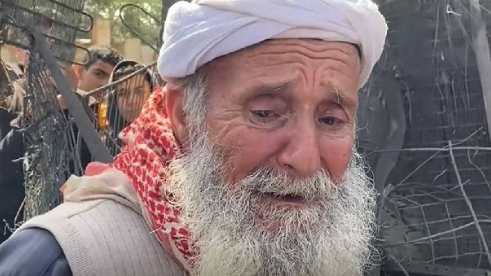 المسن الفلسطيني الذي بكى بحرقة بعد هدم منزله في غزة