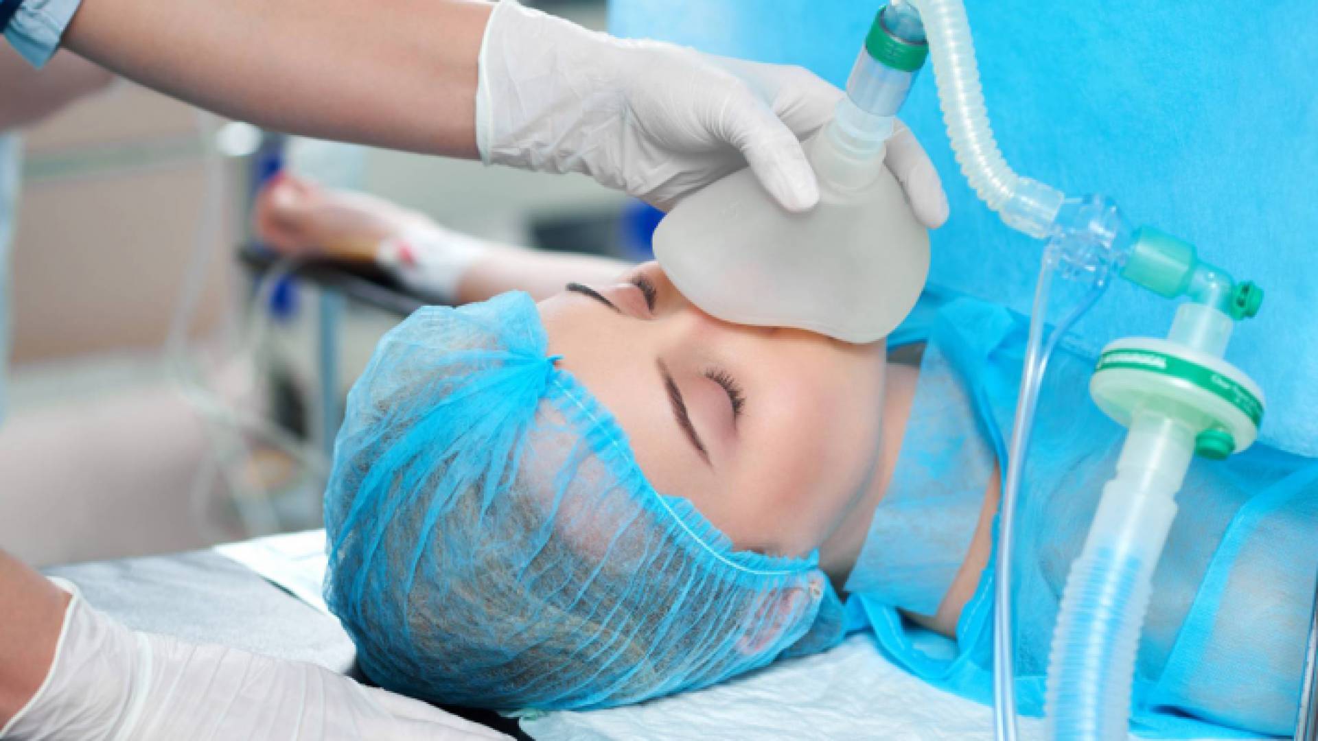 فتاة تتلقى العلاج في أحد المستشفيات